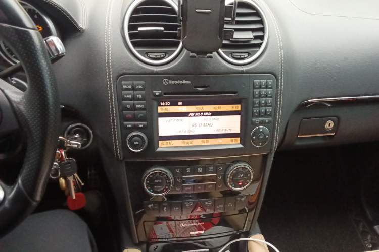 Used Mercedes-Benz M-Class 2010 ML 350 4MATIC Luxury Special Edition Audio And AC Panel