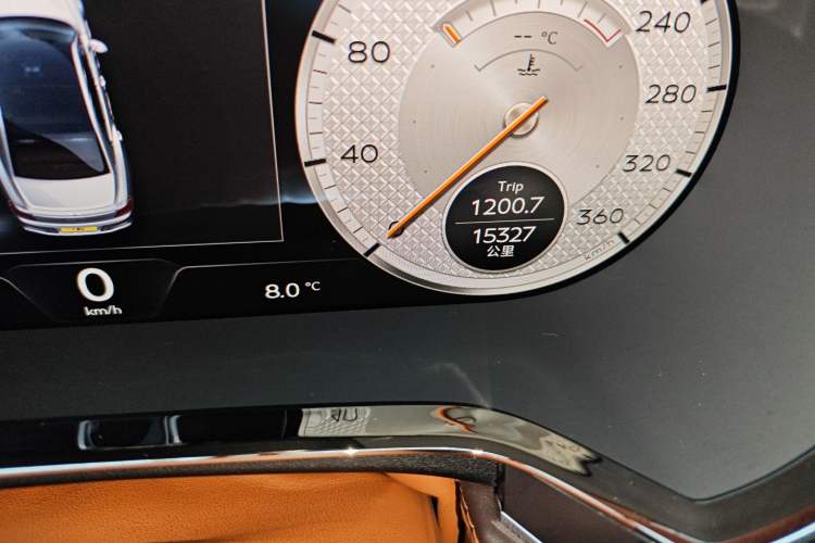 Used Bentley Flying Spur Plug-in Hybrid 2022 2.9T V6 Hybrid Mulliner Odometer Close Up