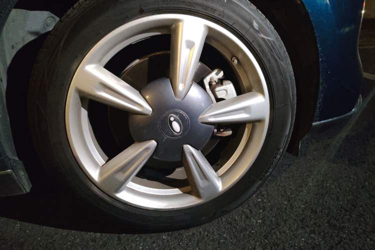 Used ORA Good Cat 2023 401 km Standard Range Premium Version Lithium Iron Phosphate Right Front Wheel Hub