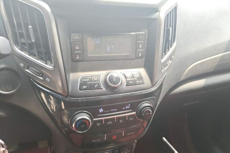 Used CHANGAN CS15 2016 1.5L Automatic Fashion Edition Audio And AC Panel