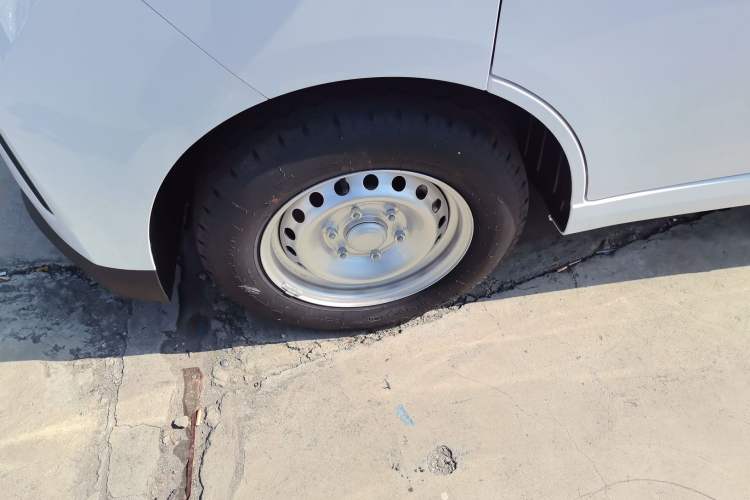 Used Wuling Yangguang 2024 300KM Comfort Version Passenger Van 75kW Exterior 4