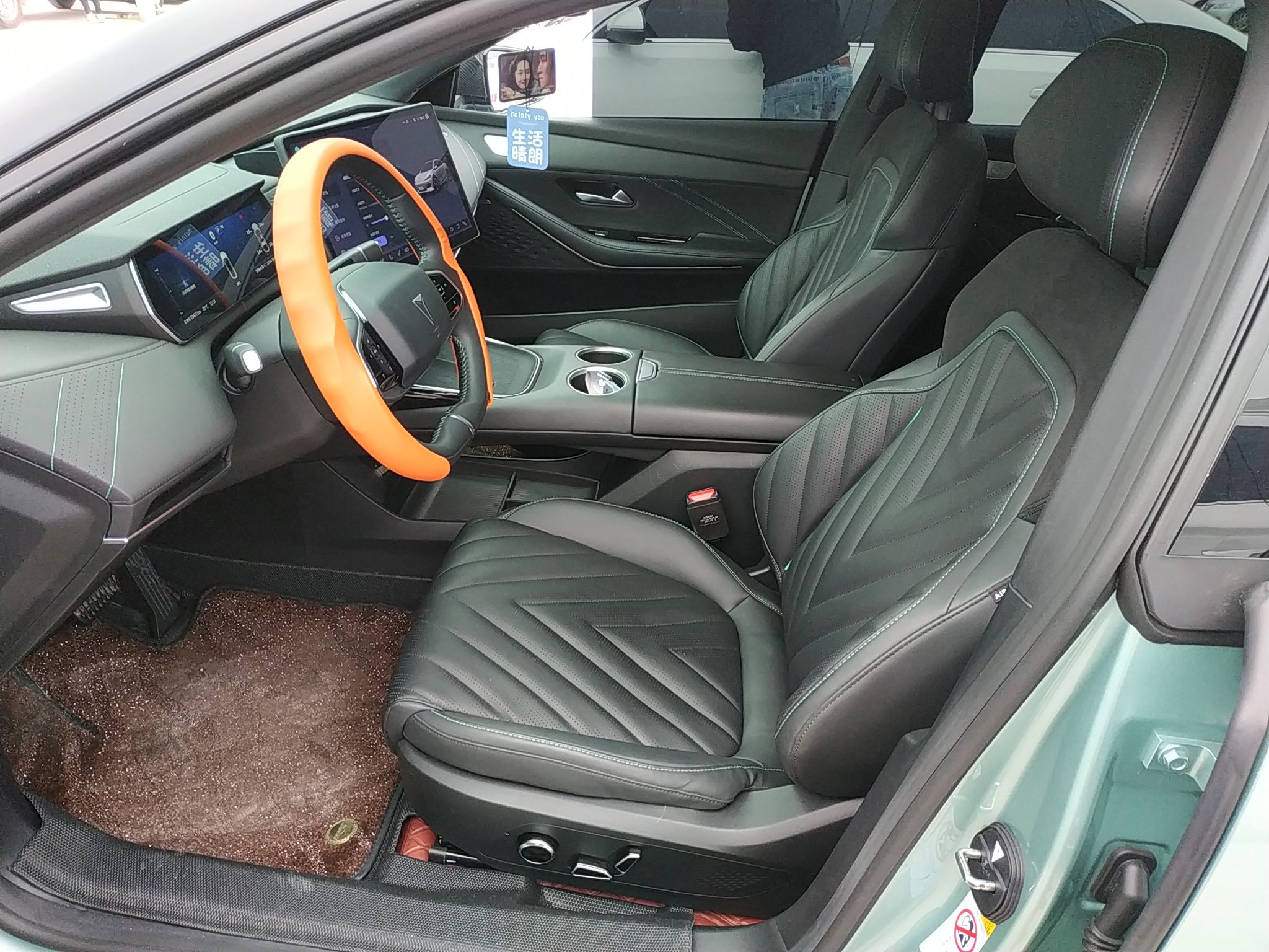 Переднее сиденье в автомобиле