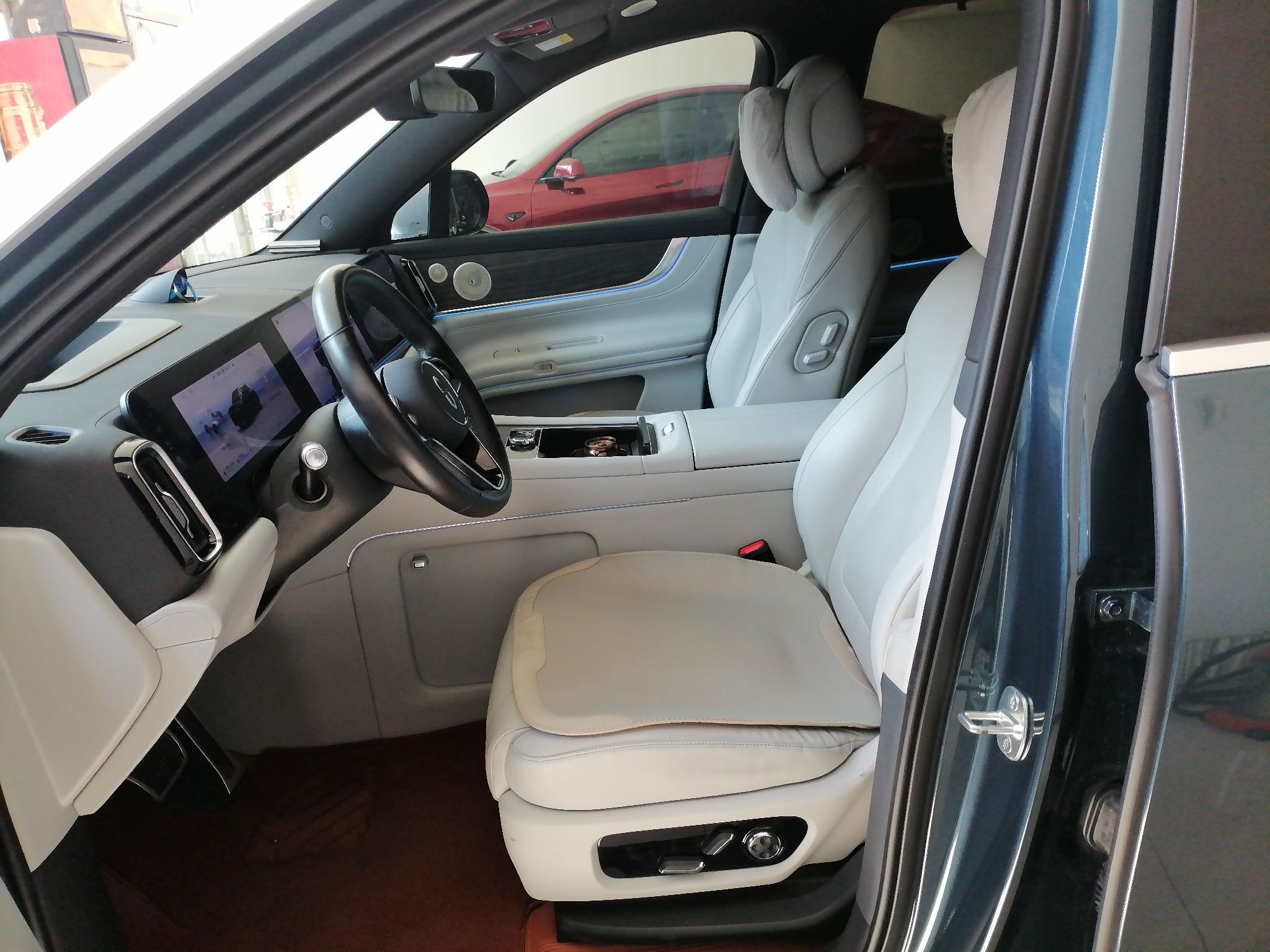 المقاعد الأمامية داخل السيارة