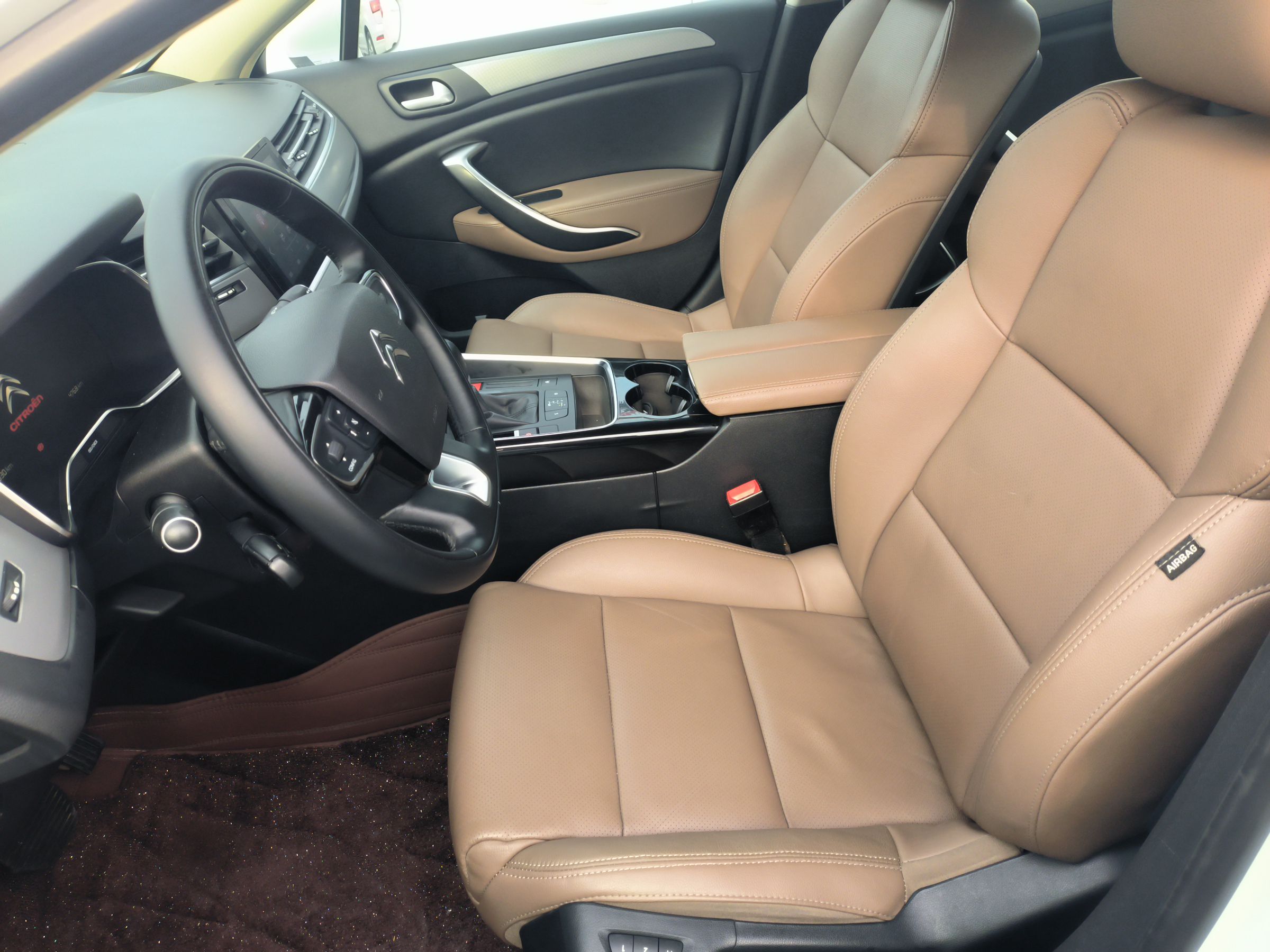 Переднее сиденье в автомобиле