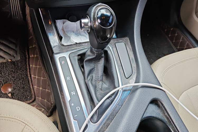 Used Kia K5 2012 2.0L Automatic GLS Gear Lever