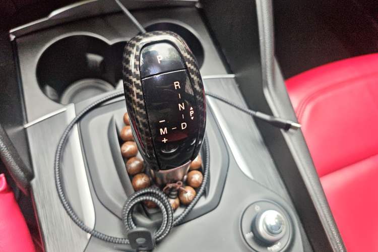 Used Alfa Romeo Giulia 2017 2.0T 280HP Luxury Edition Gear Lever