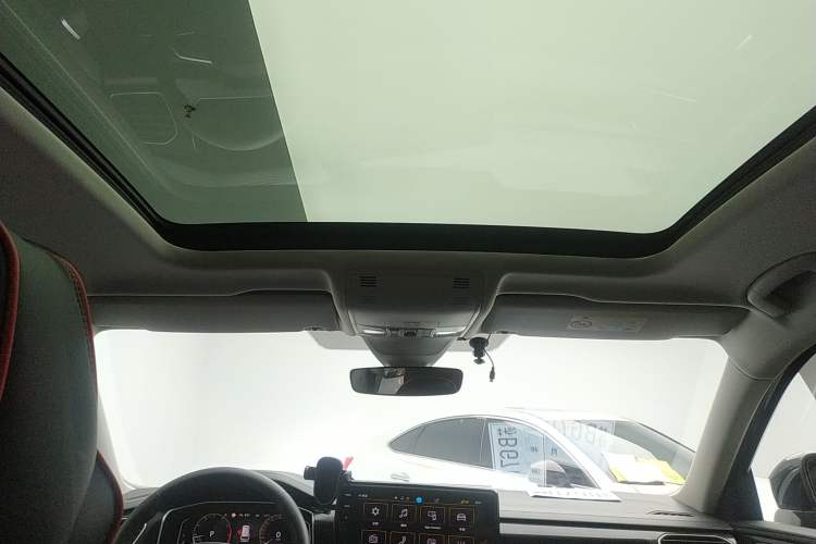 Used Volkswagen Tayron 2024 300TSI Two-Wheel-Drive Luxury Plus Advanced Version Headliner