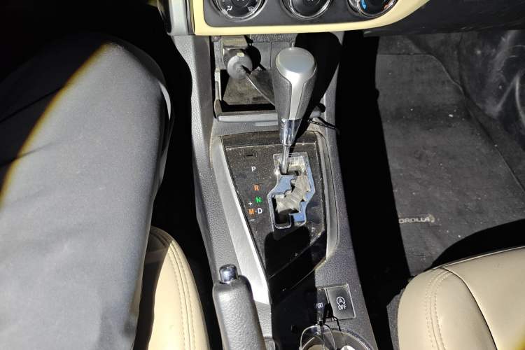 Used Toyota Corolla 2017 Revised Version 1.2T S-CVT GL-i Leather Edition Gear Lever