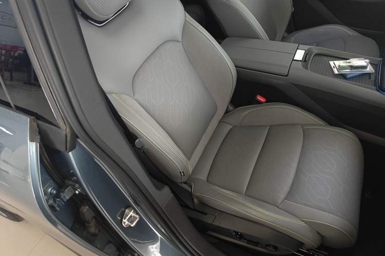 Used Lynk & Co 08 EM-P 2025 220 km All-Wheel-Drive Performance Halo Right Front Seat