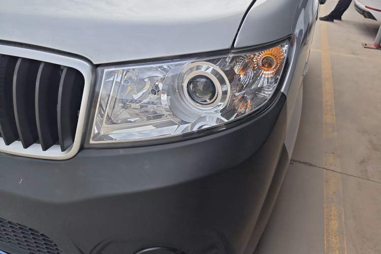 Used Jinbei Hiace X30 2023 1.5L Super-Comfortable Passenger Van 5/6/7-Seater Non-Air-Conditioned Version Model SWC15M Left Front Headlight