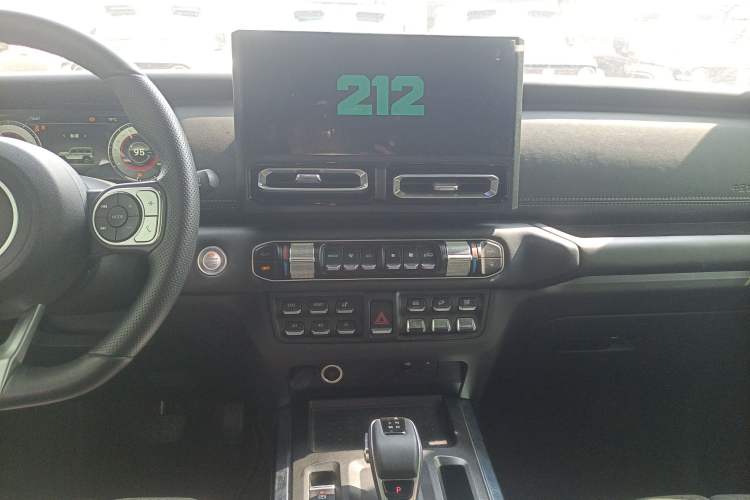 Used 212 T01 2024 2.0T Explorer
