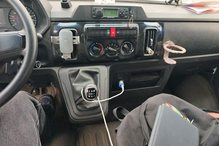 Used Iveco Daily 2023 2.5T A35M1 Short Wheelbase Low-Roof Single-Tire Side-Sliding Door 5-9 Seater Audio And AC Panel