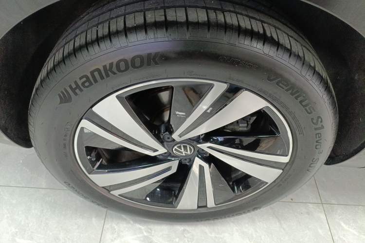 Used Volkswagen Tavendor 2023 380TSI Four-Wheel Drive R-Line Cruise Edition Right Rear Wheel Hub
