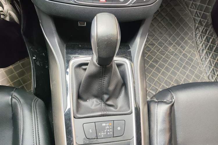 Used Peugeot 408 2016 1.6T Automatic Luxury Edition Gear Lever
