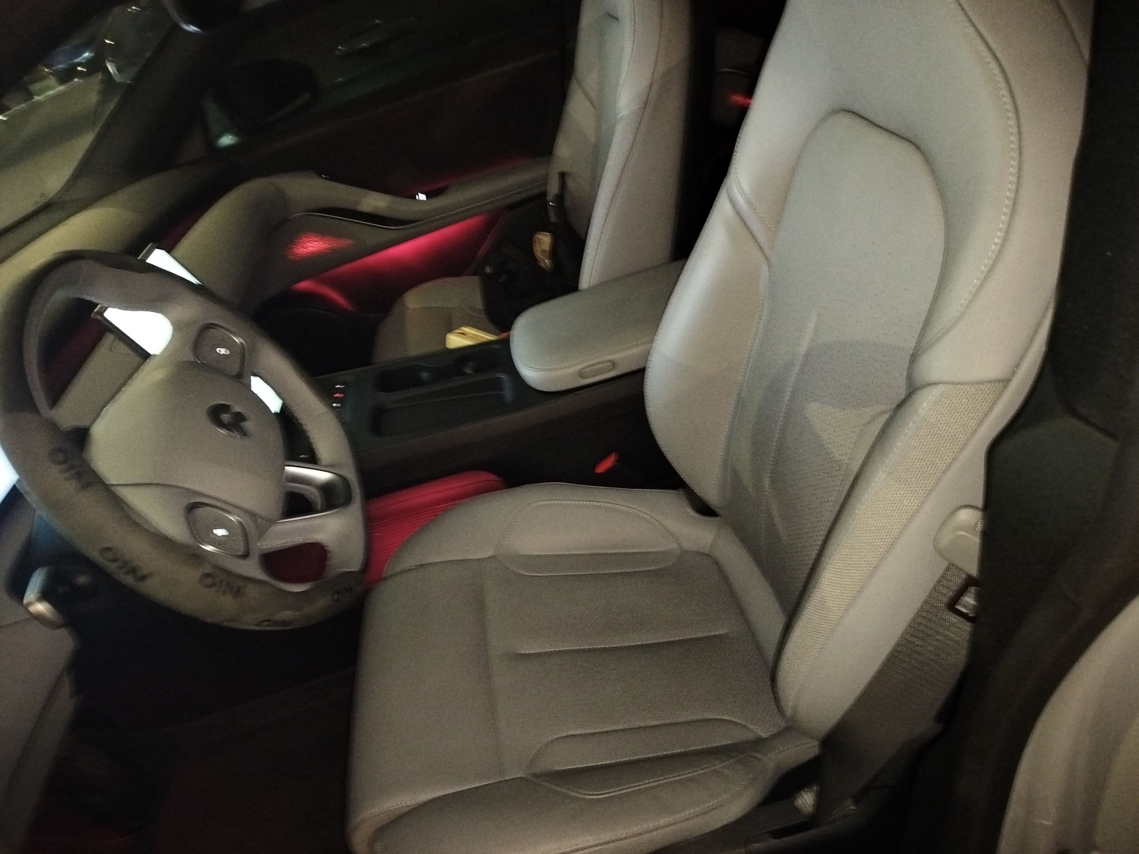 المقاعد الأمامية داخل السيارة