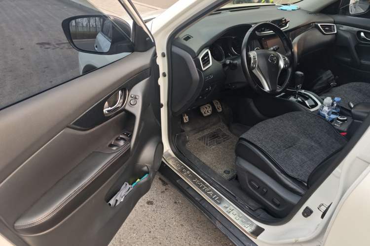 Used Nissan X-Trail 2014 2.5L CVT Luxury Edition 4WD Driver Seat