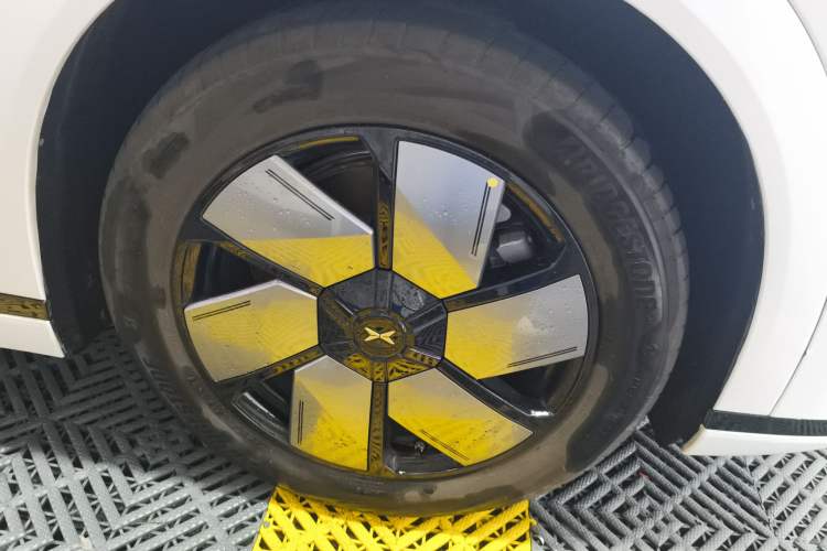 Used XPeng X9 2024 702 Ultra-Long Range Max Right Front Wheel Hub