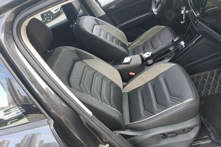 Used Volkswagen Tayron GTE Plug-in Hybrid 2022 1.4T Luxury Edition Right Front Seat