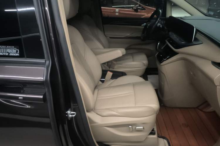 Used Buick GL8 2021 ES Land Cruiser 653T Luxury Edition Right Front Seat