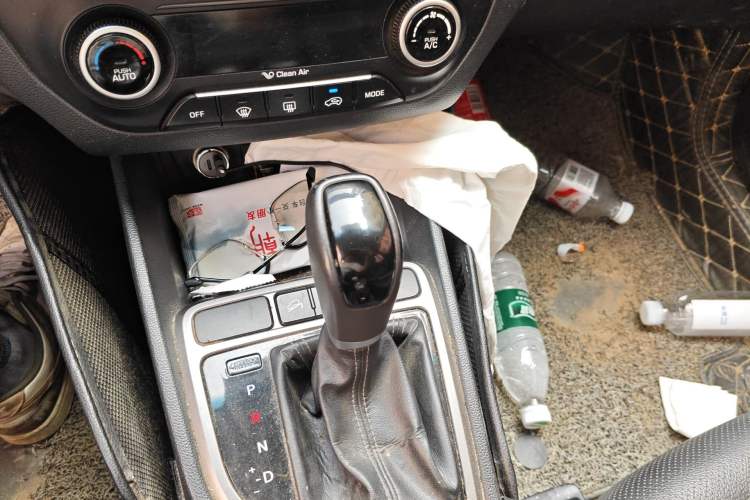 Used Hyundai ix25 2015 1.6L Automatic Two-Wheel-Drive Deluxe DLX Model Gear Lever