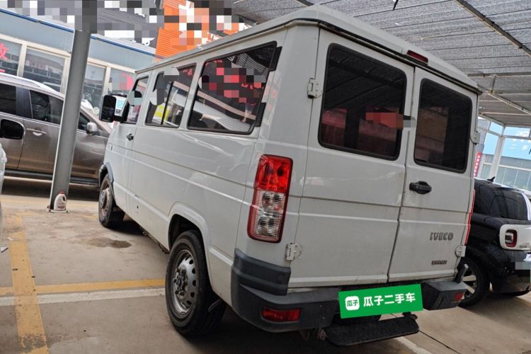 Used Iveco Daily 2017 2.5T A35 Low-Roof 5-7 Seater Passenger Van 47Z5
