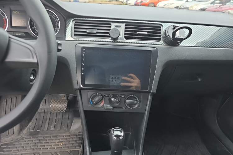 Used Skoda Rapid Spaceback 2016 Revised Version 1.6L Automatic Front-Drive Edition Audio And AC Panel