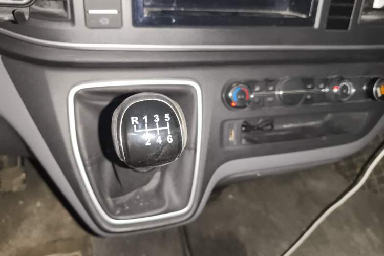 Used SAIC MAXUS Xintu V80 2023 2.0T Manual Classic Aoyuntong Short Wheelbase Ultra-Low Roof 7/8/9-Seater
