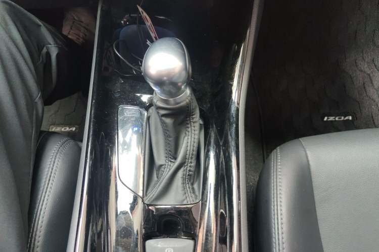 Used Toyota IZOA 2021 Dual-Motor 2.0L Yichi Edition Gear Lever