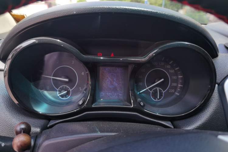 Used JMC Yusheng S350 2013 2.4T Automatic 2WD Diesel Luxury Edition 5 Seats
