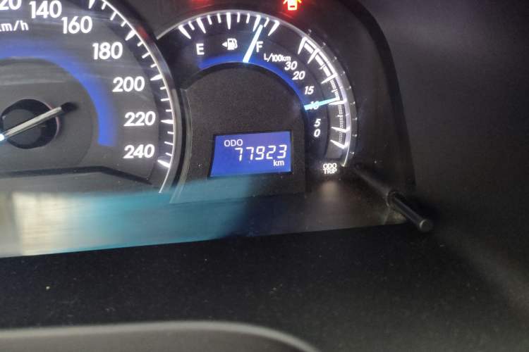 Used Toyota Camry 2015 2.0G Premier Edition Odometer Close Up