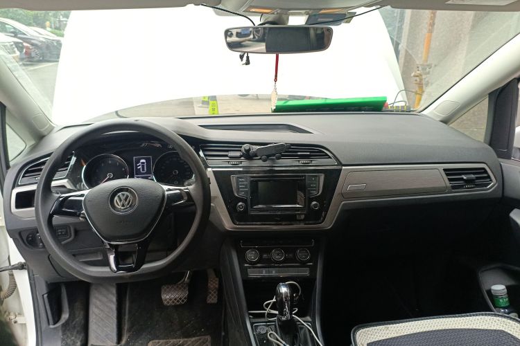 Used Volkswagen Touran 2016 Volkswagen Touran L 280TSI DSG Comfort Edition Interior 2