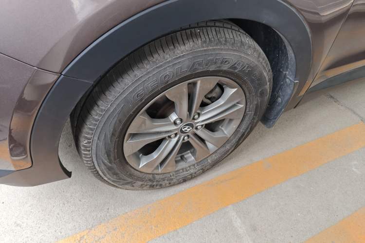 Used Hyundai Santa Fe 2013 2.4L Automatic Two-Wheel Drive Smart Version Left Front Wheel Hub