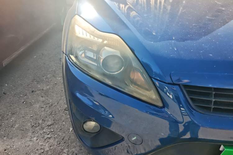 Used Ford Focus 2009 Two-Door 2.0L Automatic Sport Model Right Front Headlight