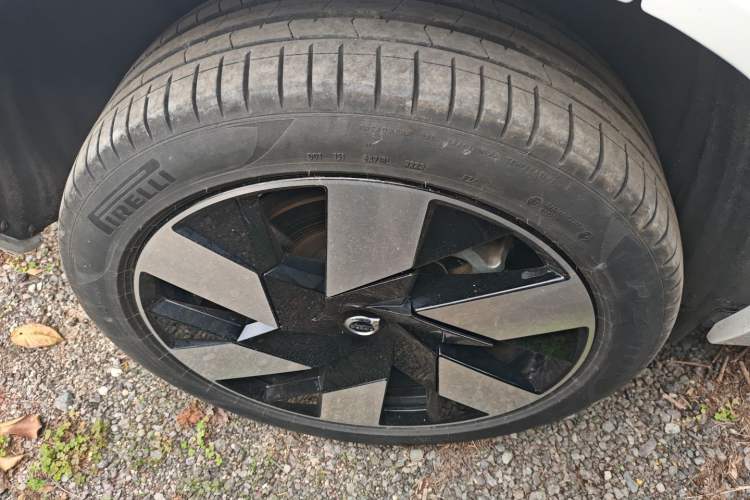 Used Volvo XC60 New Energy 2024 T8 Plug-in Hybrid Long-Range All-Wheel Drive Smart Luxury Edition Right Rear Wheel Hub