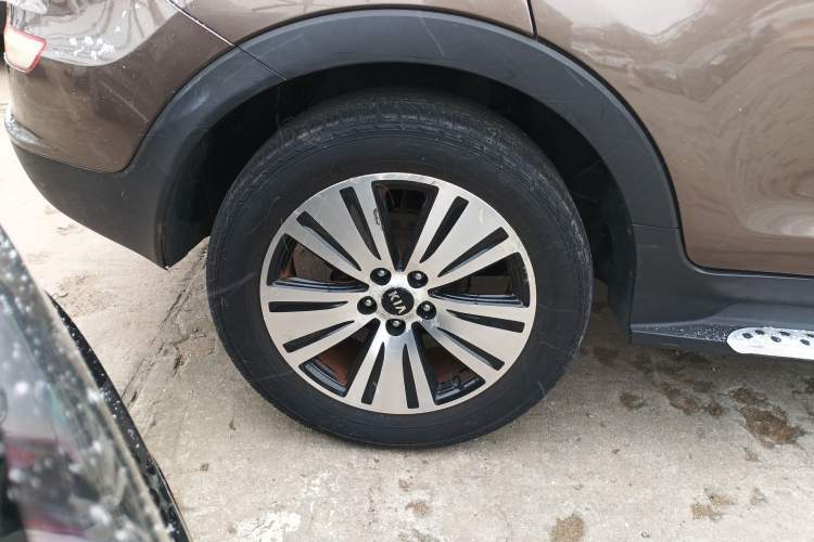 Used Kia Sportage R 2015 2.0L Automatic Two-Wheel Drive DLX Model Exterior 8