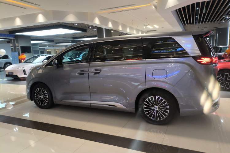 Used Denza D9 2022 EV 600 Four-Wheel Drive Prestige Model