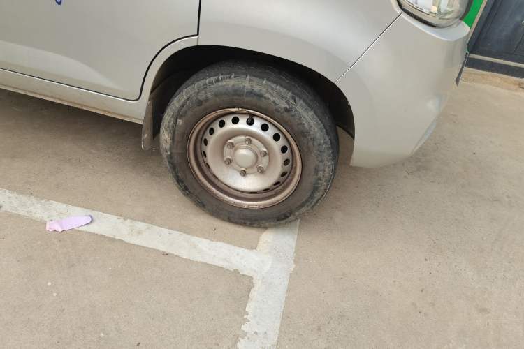 Used Wuling Rongguang New Truck 2021 1.5L Rural Version LV1 Extended Single-Row L3C Right Front Wheel Hub