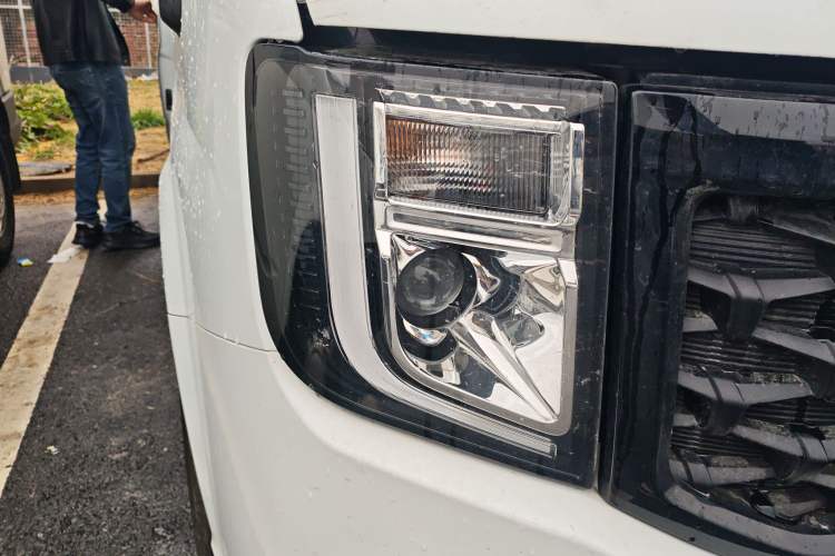 Used JMC Fushun 2025 2.0T 6MT Diesel Mid-Roof Mid-Height Commercial Multi-Purpose 7-Seater Passenger Vehicle