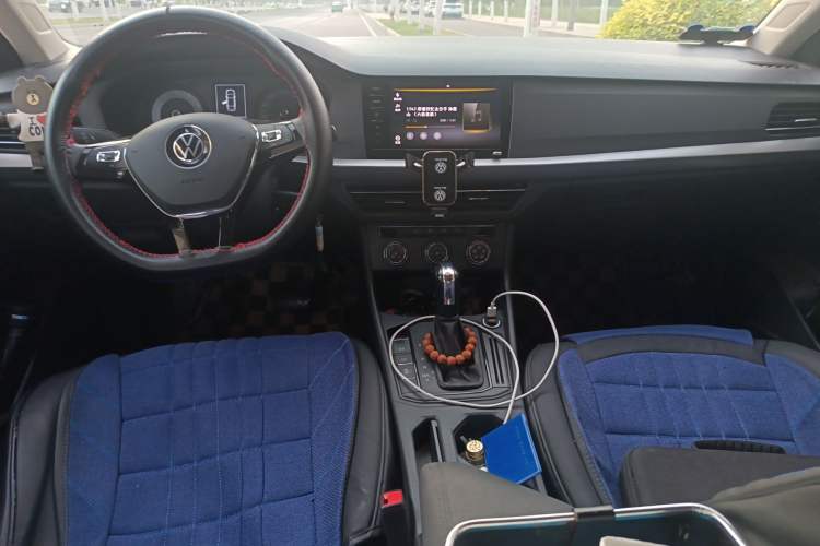 Used Volkswagen Lavida 2021 1.5L Automatic Fashion Edition Center Console