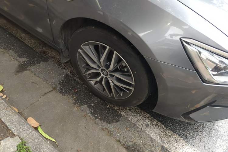 Used BYD Qin PLUS 2021 EV 500KM Luxury Model Right Front Wheel Hub