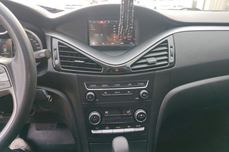 Used Bestune B70 2018 2.0L Automatic Connected Smart Edition Audio And AC Panel