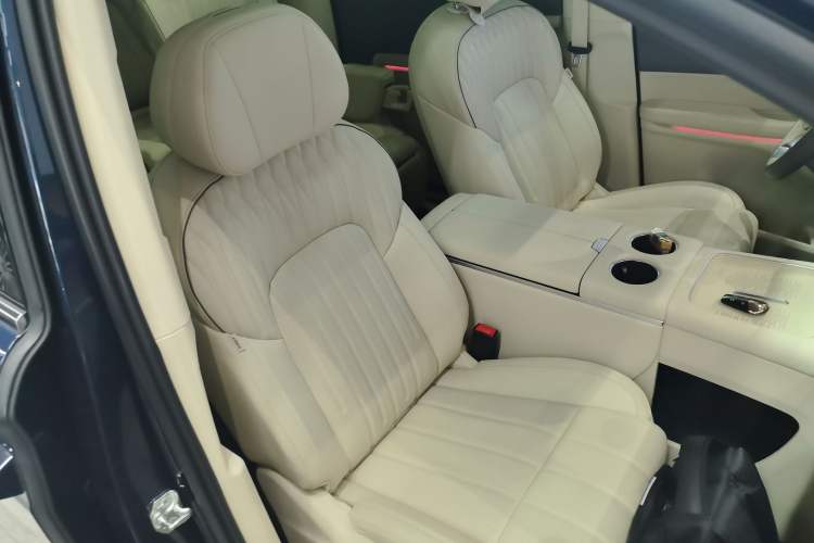 Used VOYAH Dream 2025 EV Four-Wheel Drive Flagship Kunpeng Edition