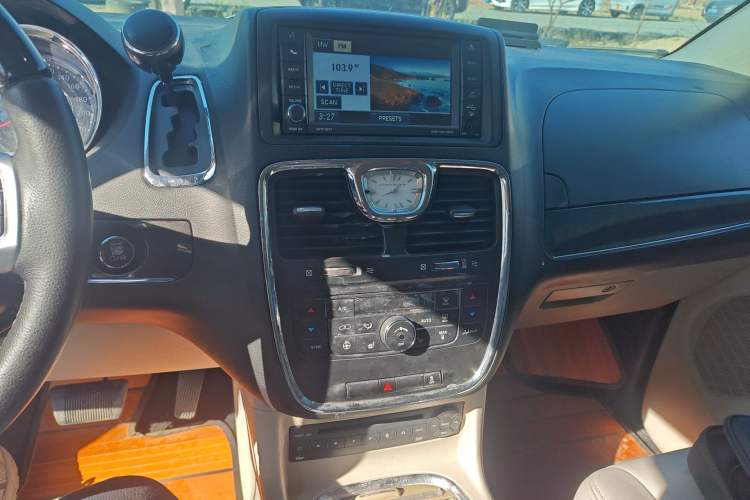 Used Chrysler Grand Voyager 2013 3.6L Luxury Edition Audio And AC Panel