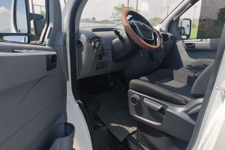 Used SAIC MAXUS Xintu V80 2021 2.0T AMT Classic Aoyuntong Short Wheelbase Mid-Roof 5/6-Seater
