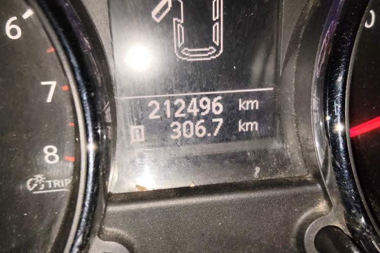 Used Nissan Qashqai 2012 1.6XE Wind 5MT 2WD Odometer Close Up