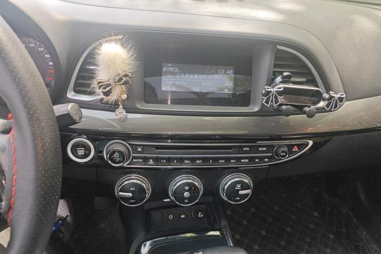 Used GAC Trumpchi GA6 2016 235T DCT Elite Edition Audio And AC Panel