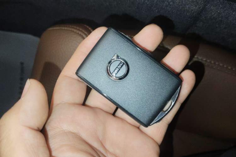 Used Volvo XC60 New Energy 2024 T8 Plug-in Hybrid Long-Range All-Wheel Drive Smart Luxury Edition Vehicle Key