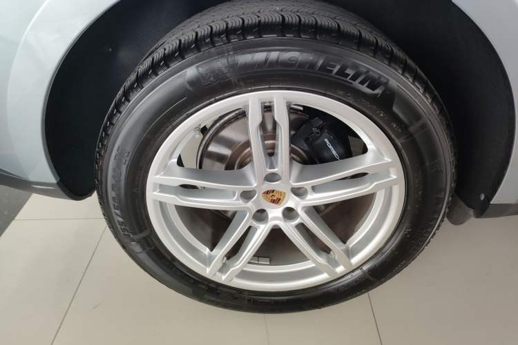 Used Porsche Macan 2022 Macan 2.0T Right Rear Wheel Hub