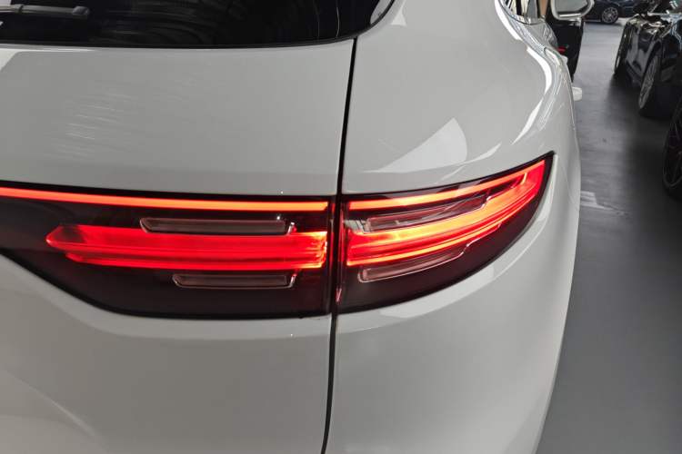 Used Porsche Cayenne E-Hybrid 2021 Cayenne E-Hybrid 2.0T Right Rear Taillight