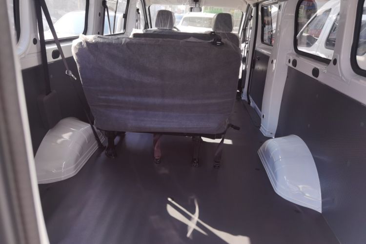 Used Wuling Yangguang 2024 300KM Comfort Version Passenger Van 75kW